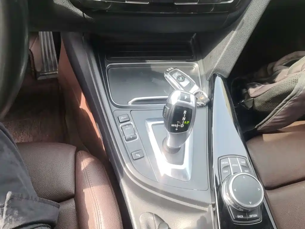 BMW 3 Series 2019 — фото 14