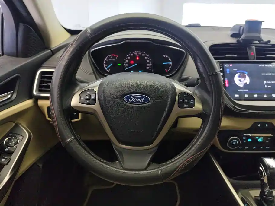 Ford Escort 2015 — фото 15
