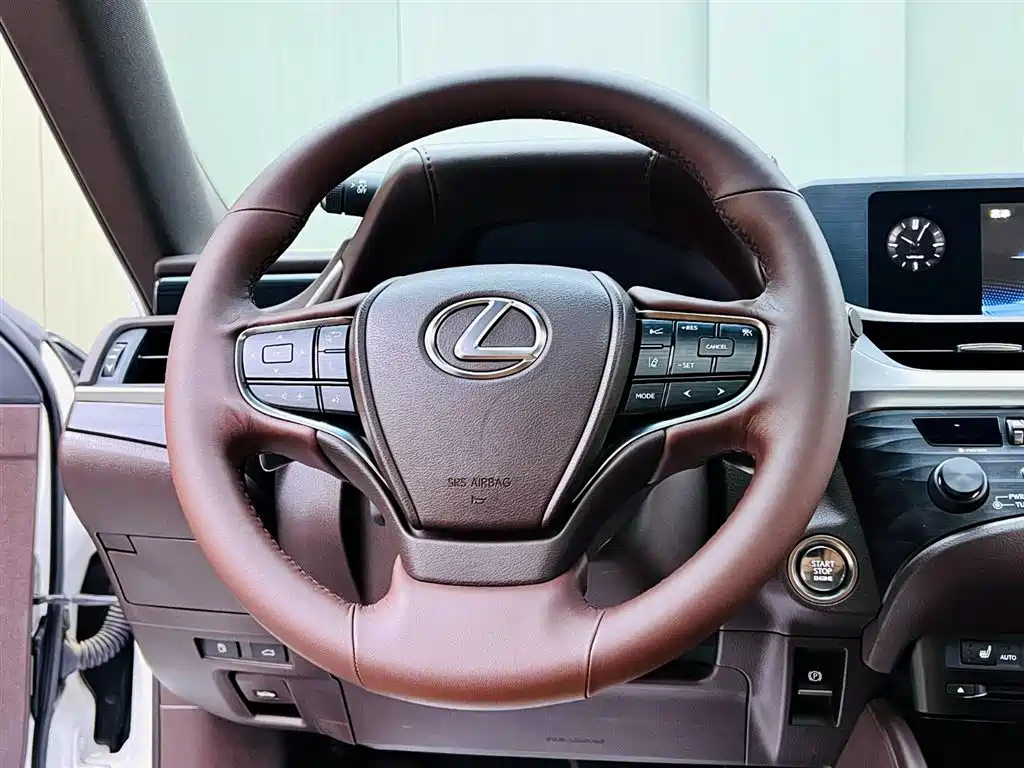 Lexus ES 2020 — фото 10