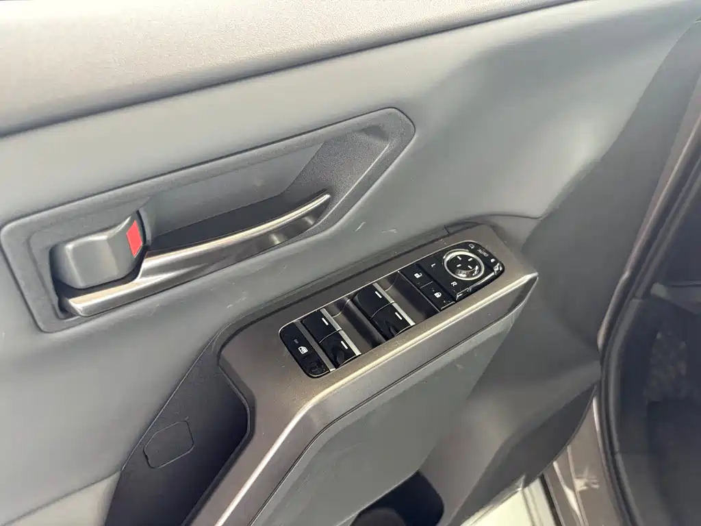 Toyota RAV4 — фото 11