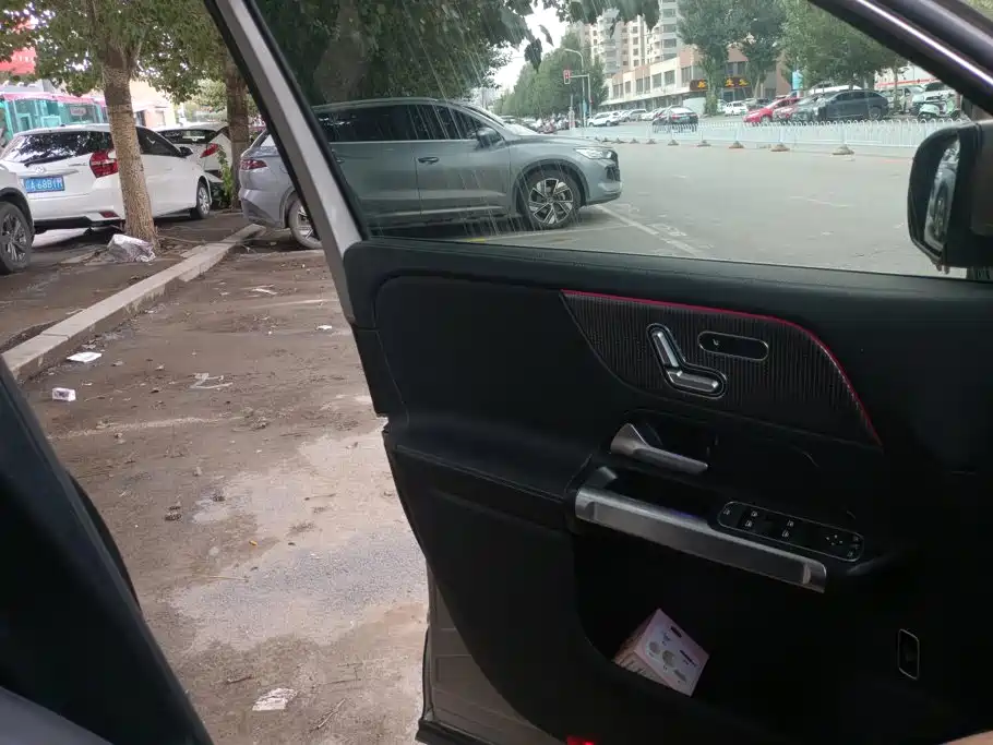 Mercedes-Benz GLB 2023