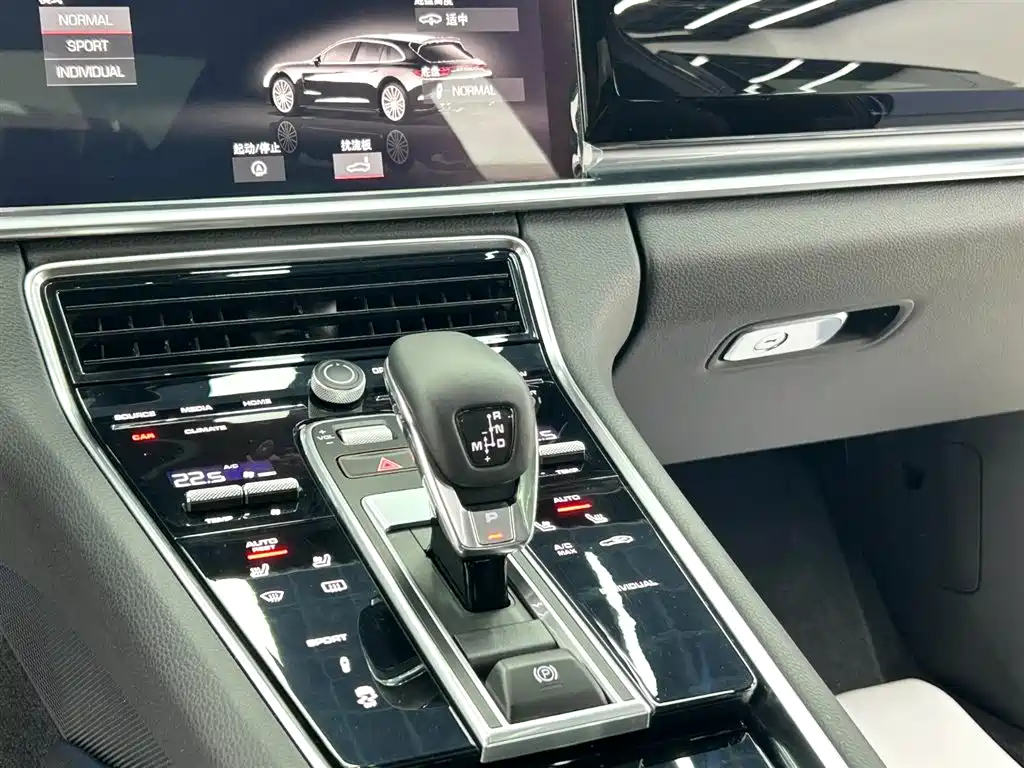 Porsche Panamera 2018 — фото 16