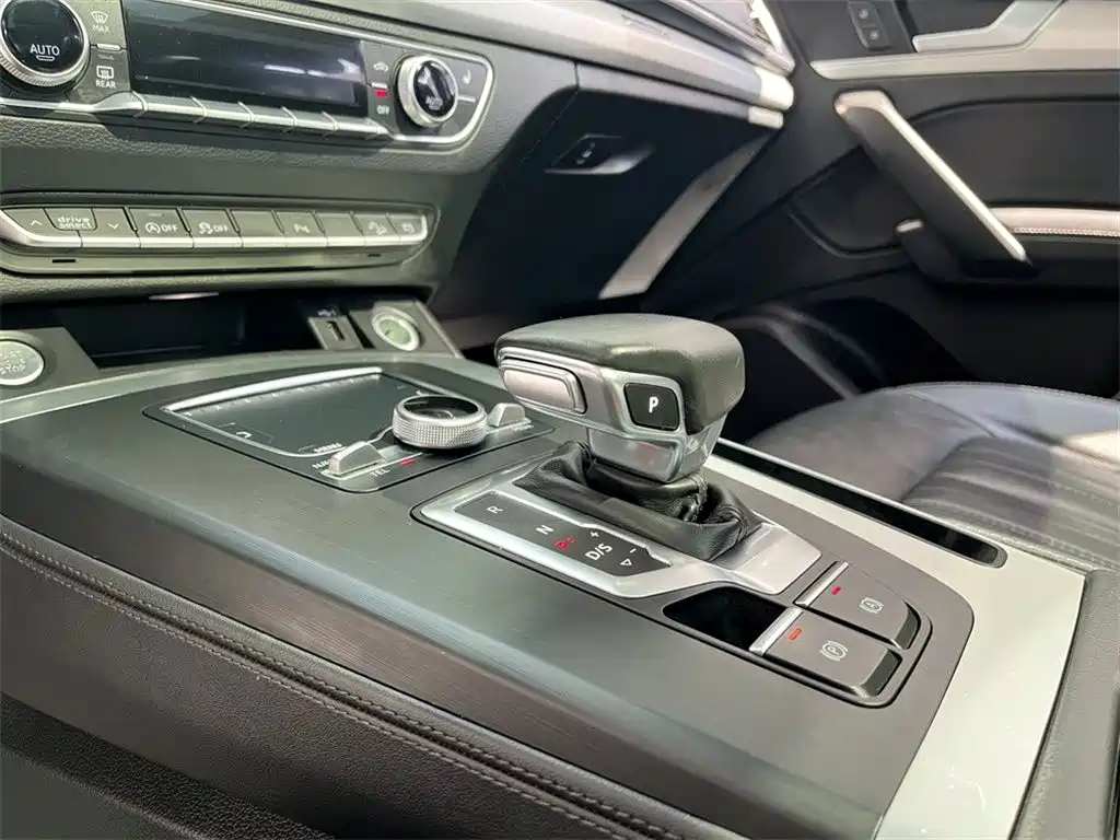 Audi Q5L 2020 — фото 12