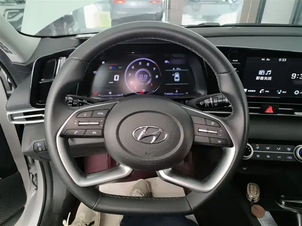 Hyundai Elantra 2023 — фото 11