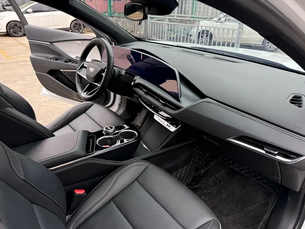 Cadillac GT4 2023 — фото 13