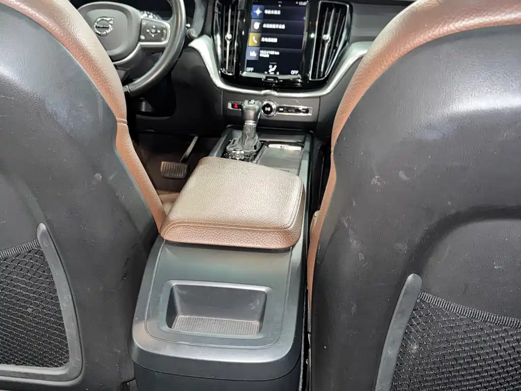 Volvo XC60 2020 — фото 28