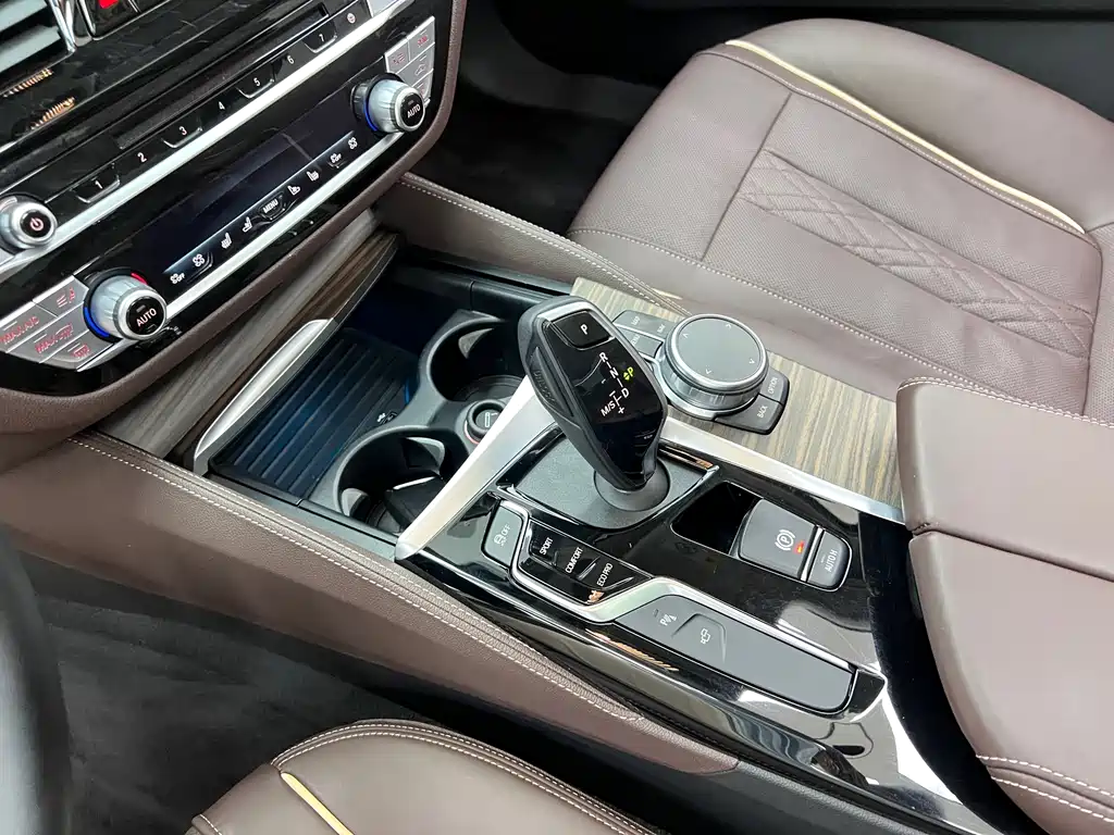 BMW 5 Series 2019 — фото 28