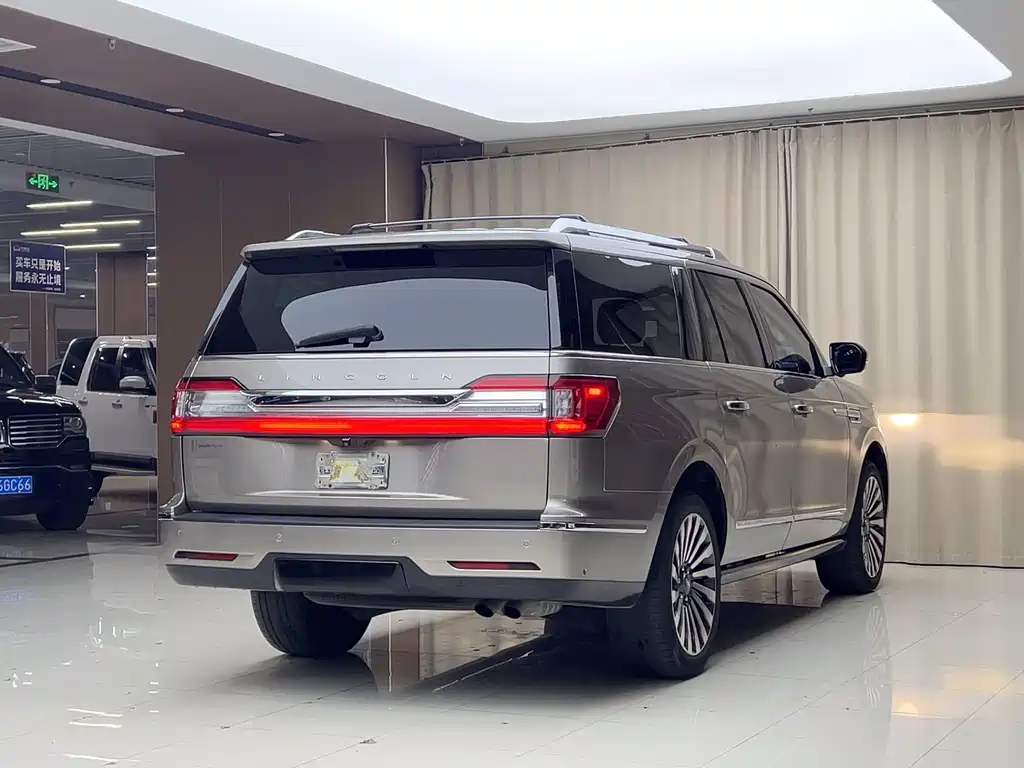 Lincoln Navigator 2018 — фото 17