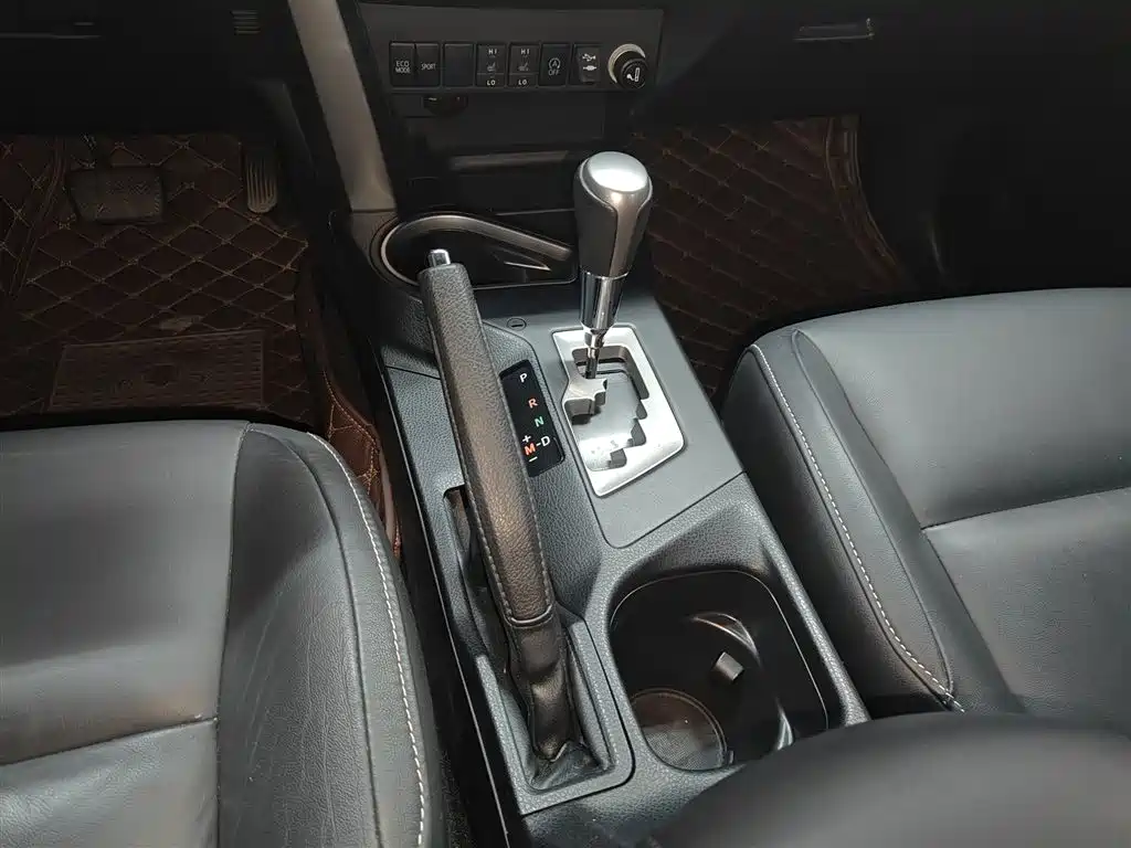 Toyota RAV4 2018 — фото 10
