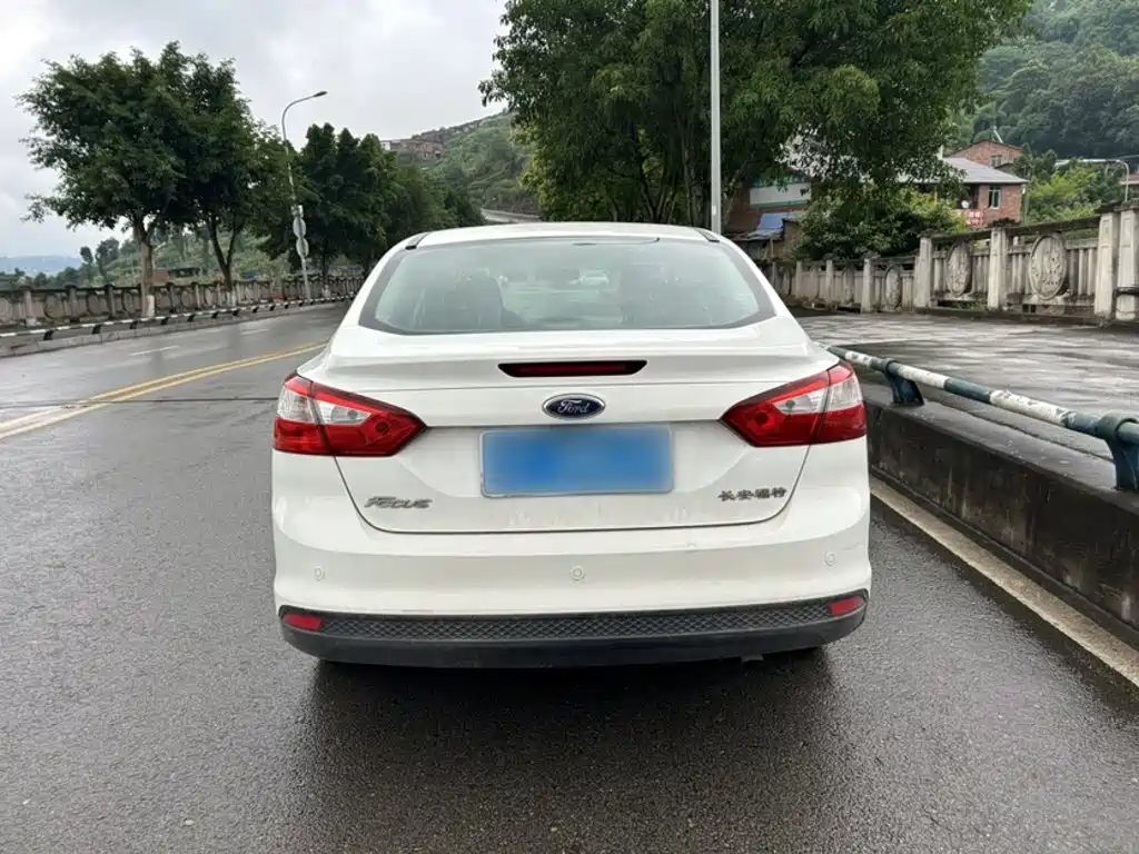 Ford Focus 2014 — фото 15