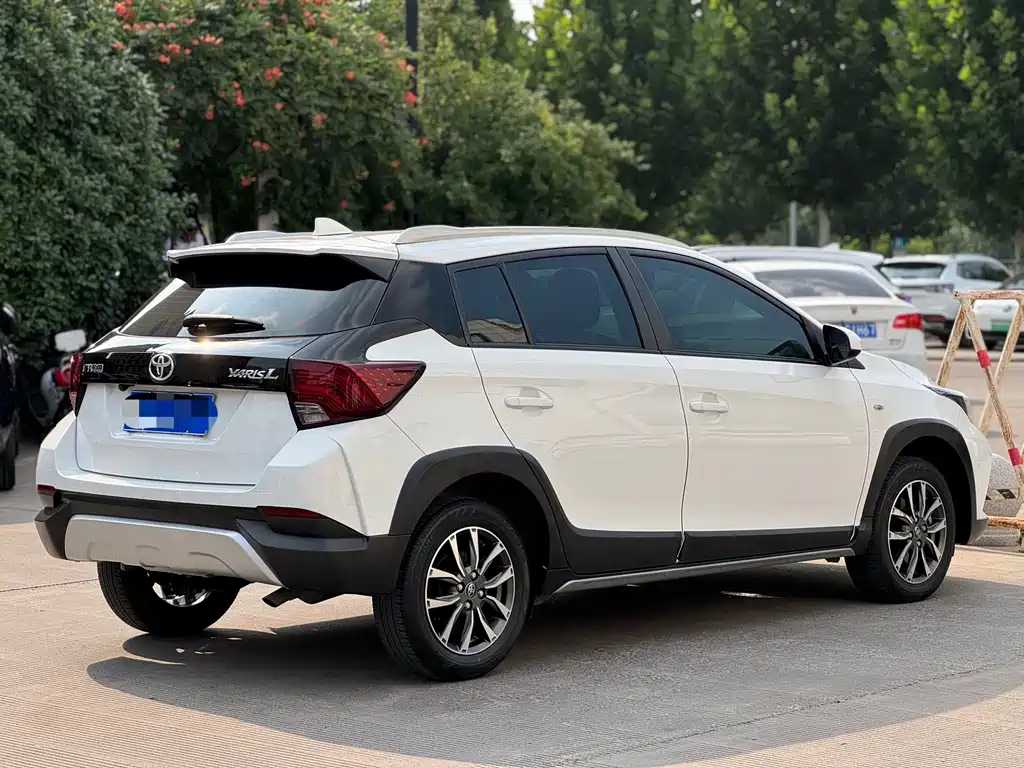 Toyota Yaris L 2022 — фото 11