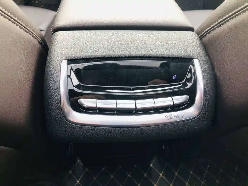 Cadillac XT6 2020 — фото 18