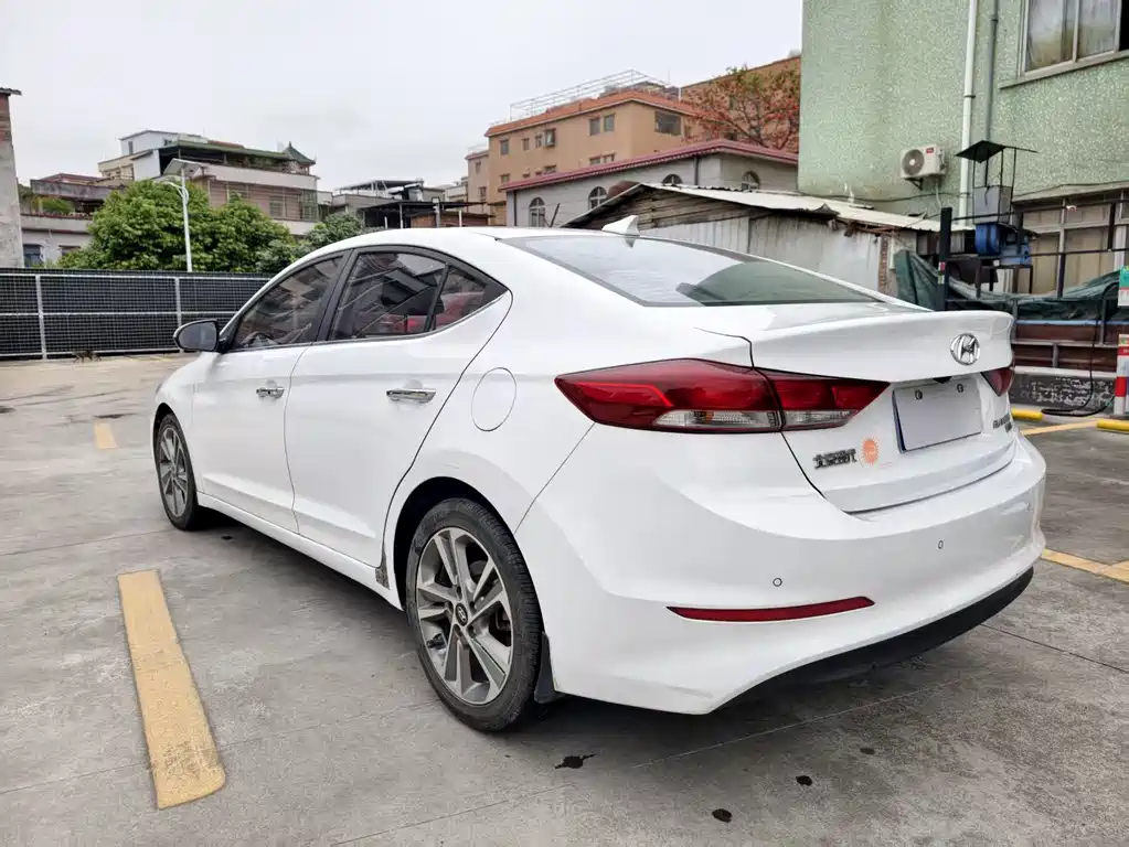 Hyundai Elantra 2018 — фото 6