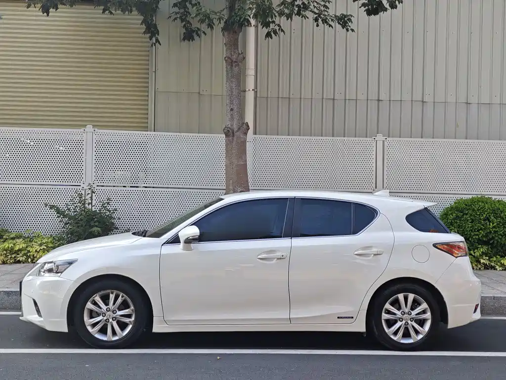 Lexus CT 2016 — фото 16