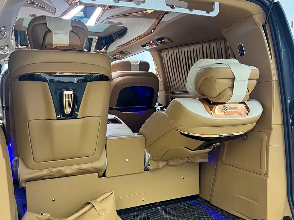 Mercedes-Benz V-Class — фото 18