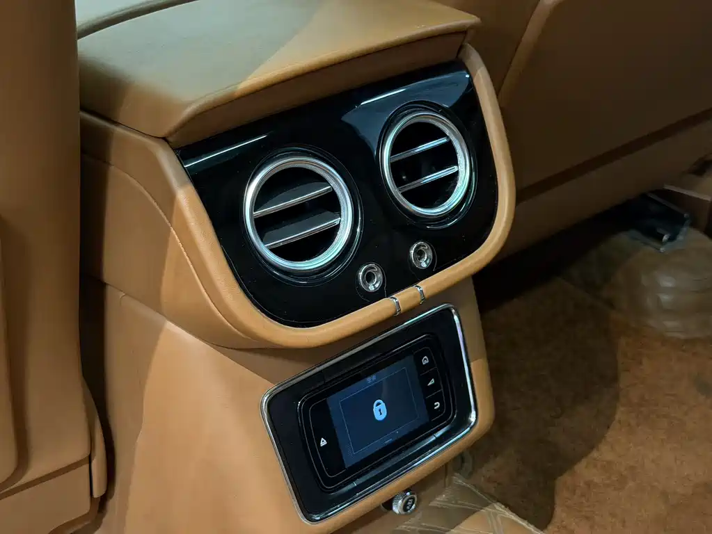 Bentley Bentayga 2019 — фото 14