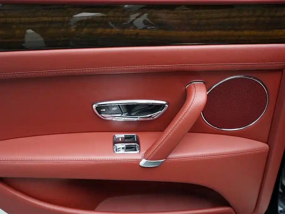 Bentley Flying Spur 2017 — фото 16
