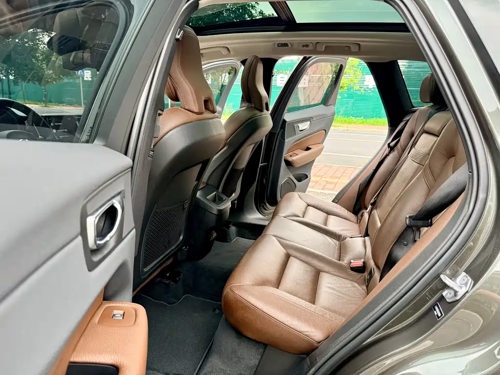 Volvo XC60 2019 — фото 15