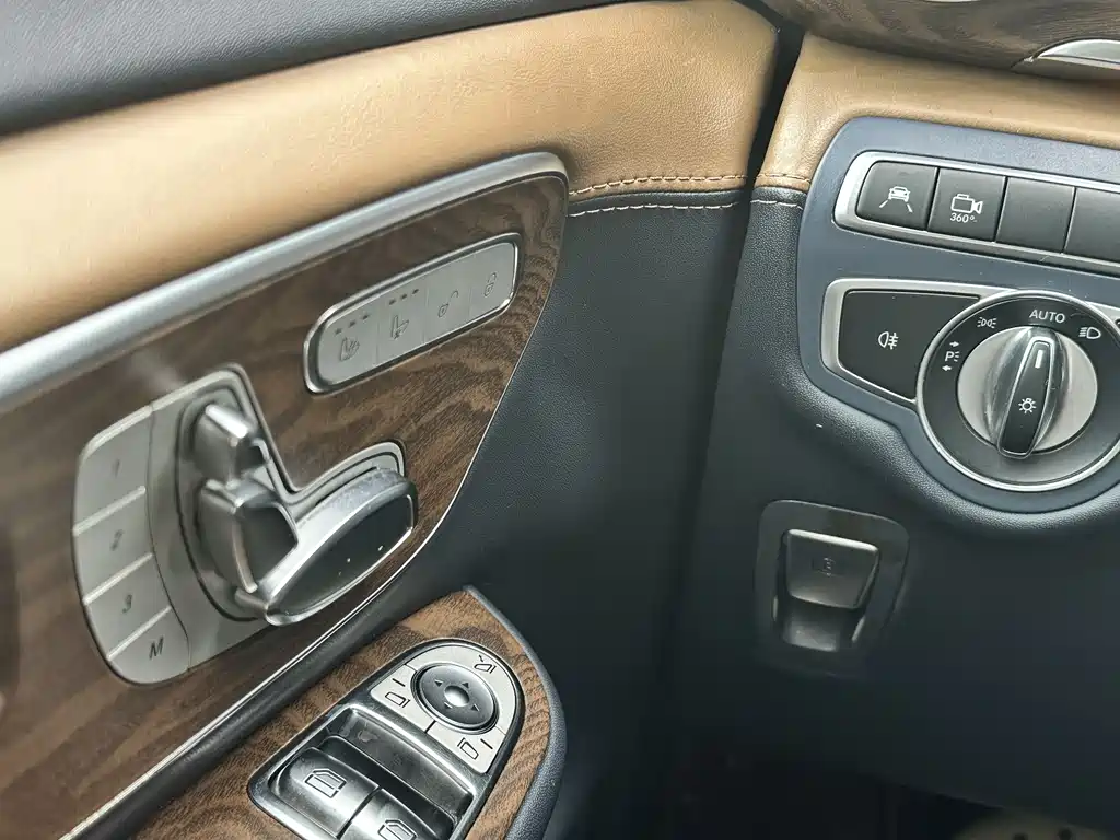 Mercedes-Benz V-Class 2020 — фото 21