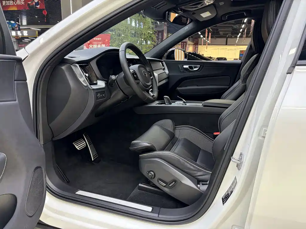 Volvo XC60 PHEV 2020 — фото 11
