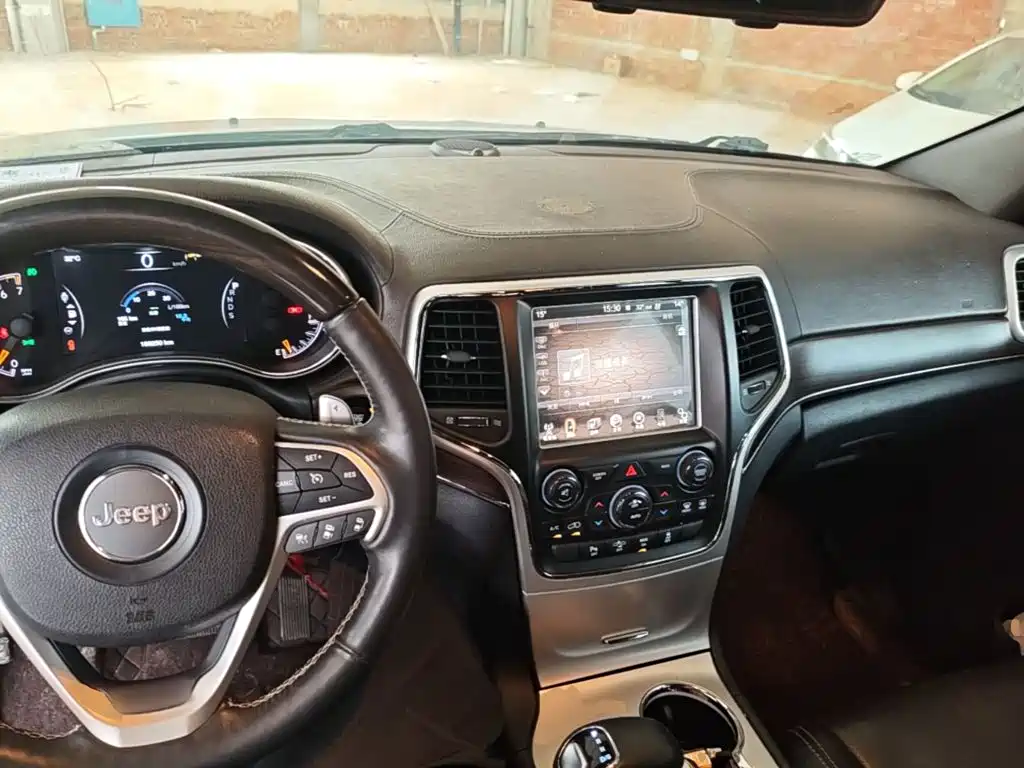 Jeep Grand Cherokee 2016 — фото 10