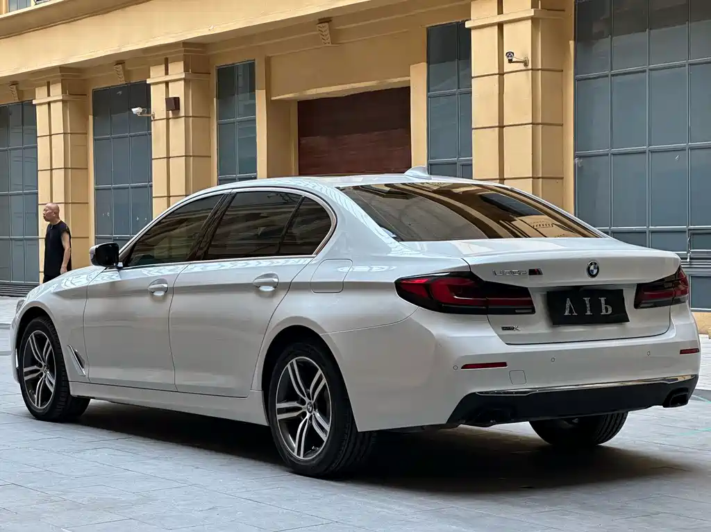 BMW 5 Series 2022 — фото 11