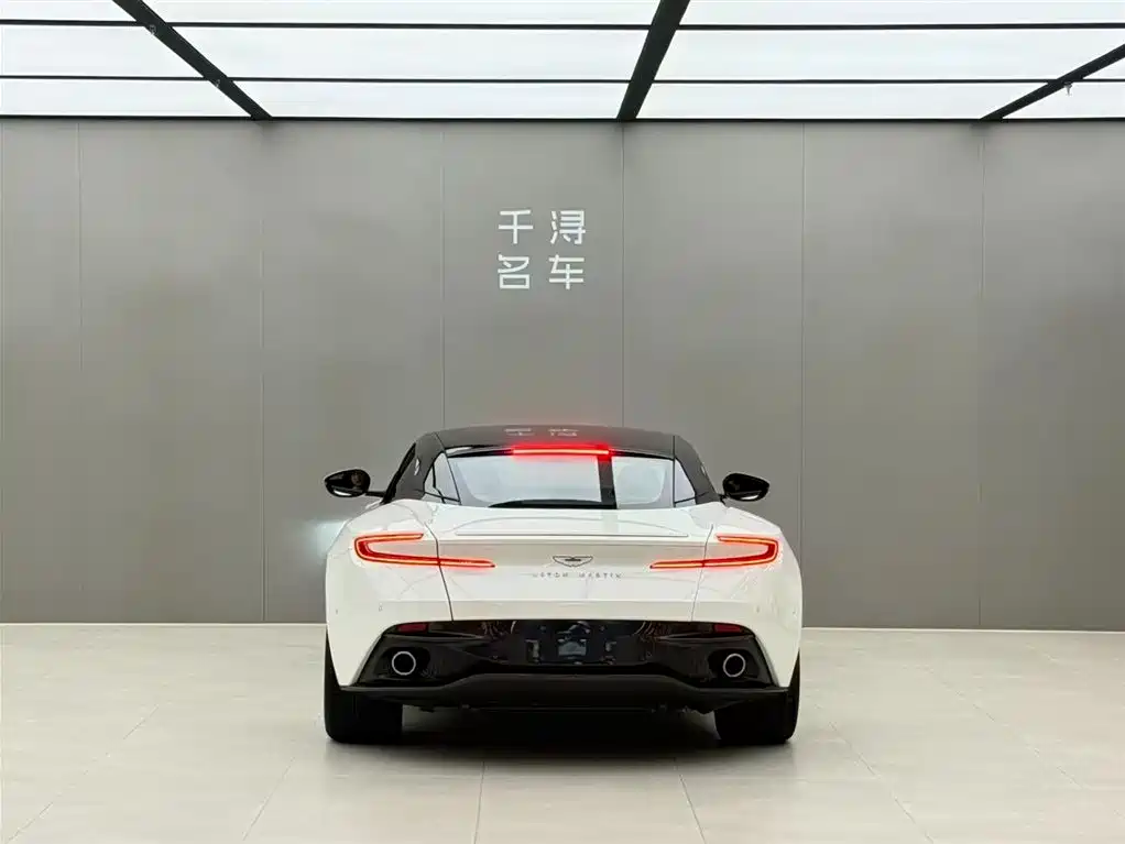Aston Martin DB11 2019 — фото 15