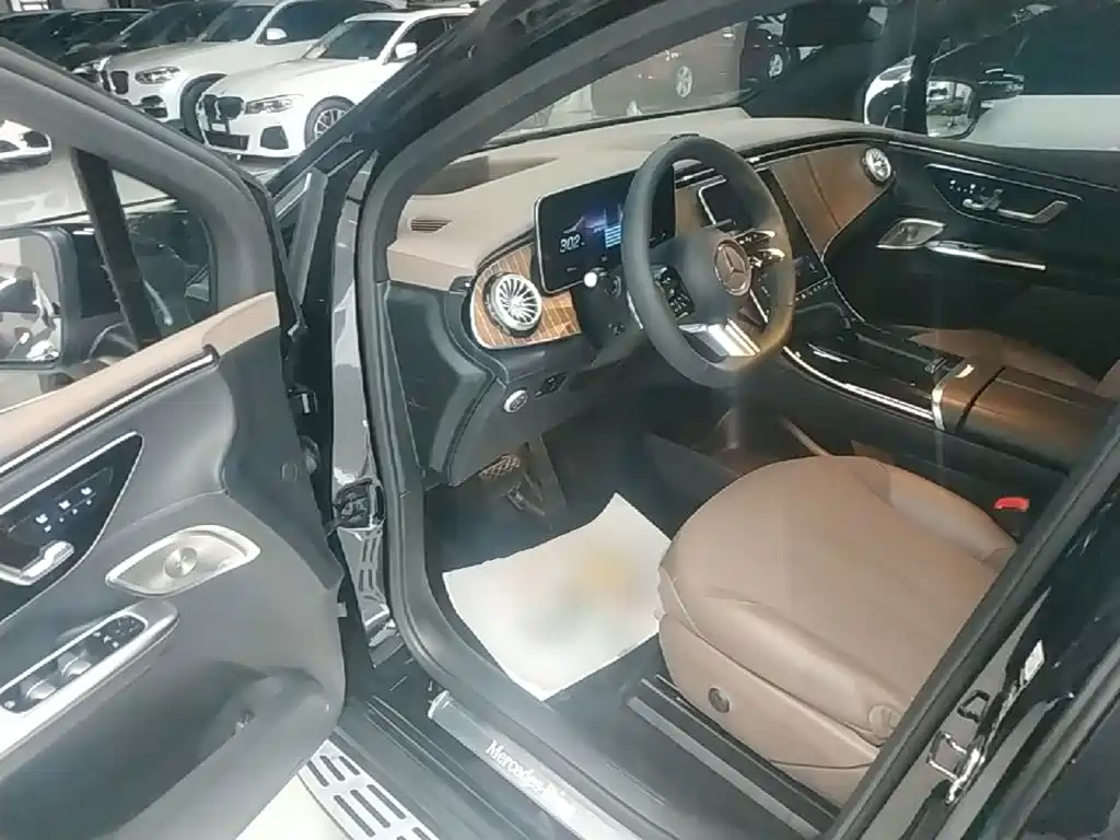 Mercedes-Benz EQE SUV 2024 — фото 16