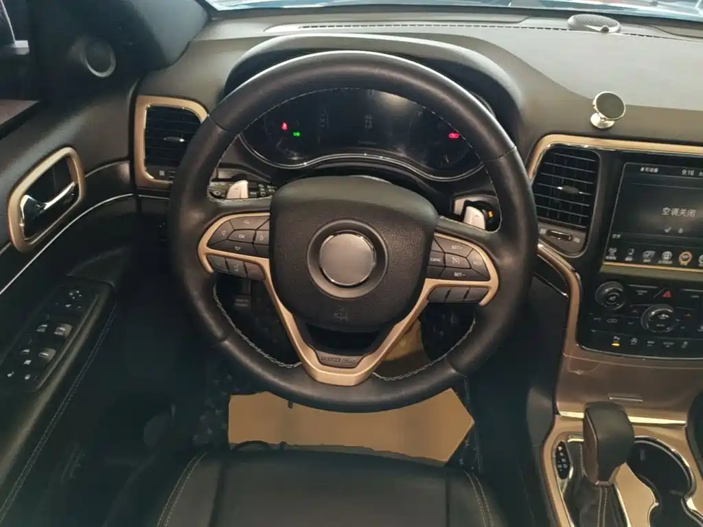 Jeep Grand Cherokee 2018 — фото 11