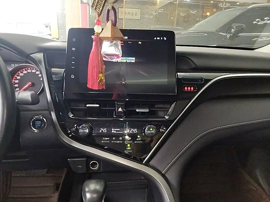 Toyota Camry 2023 — фото 13