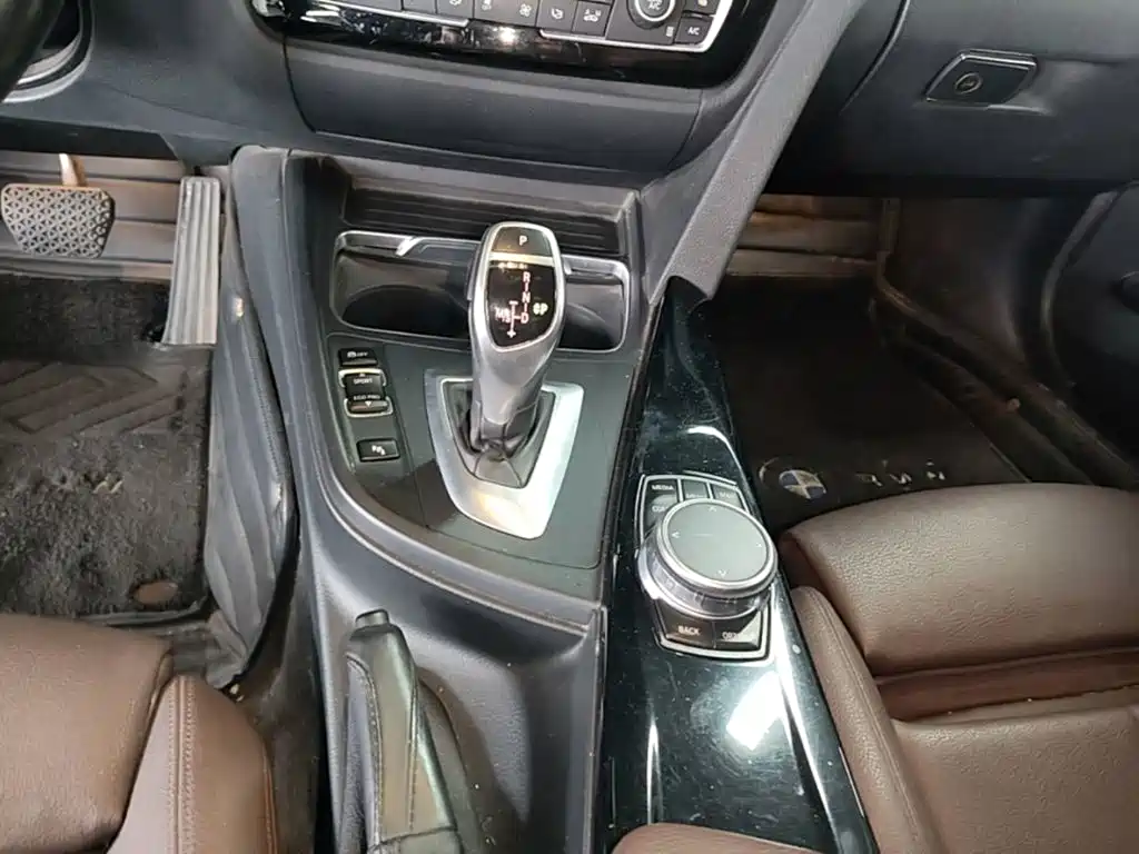 BMW 3 Series 2018 — фото 14