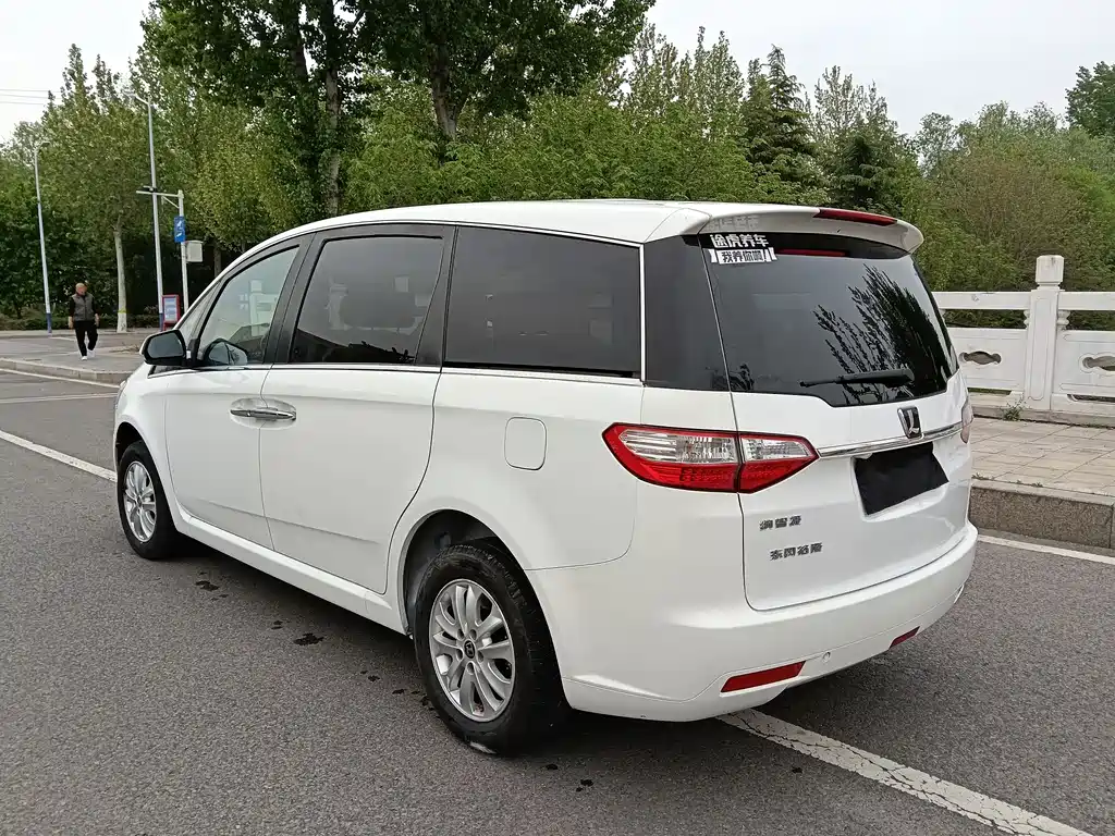 Luxgen Big 7 MPV 2015 — фото 5