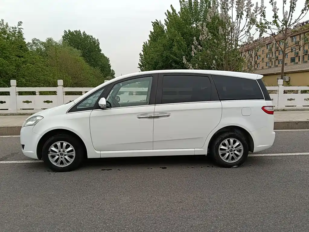 Luxgen Big 7 MPV 2015 — фото 4