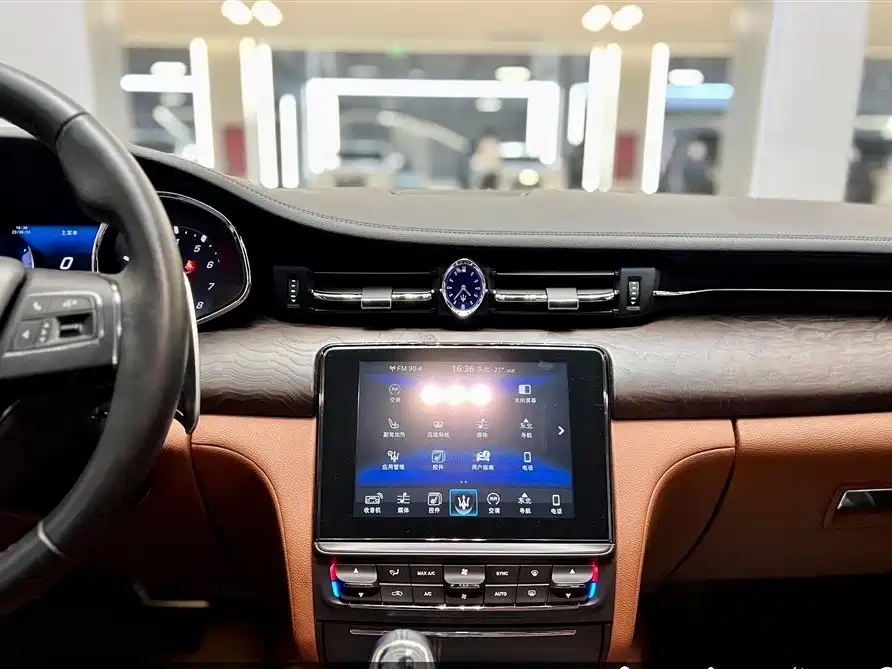 Maserati Quattroporte 2019 — фото 20
