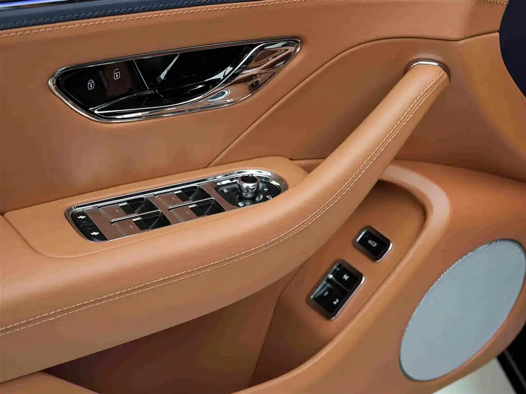 Bentley Flying Spur 2024 — фото 15