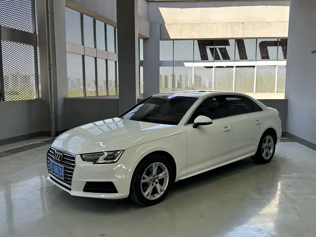 Audi A4L 2017 — фото 1