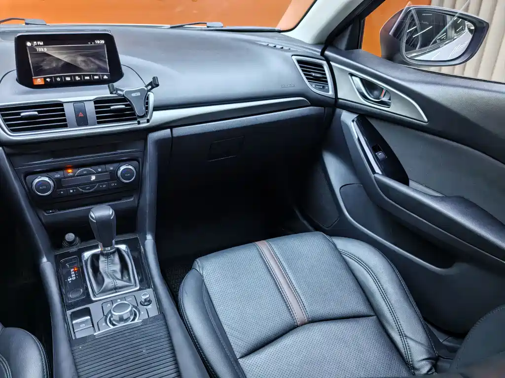 Mazda 3 Axela 2018 — фото 23