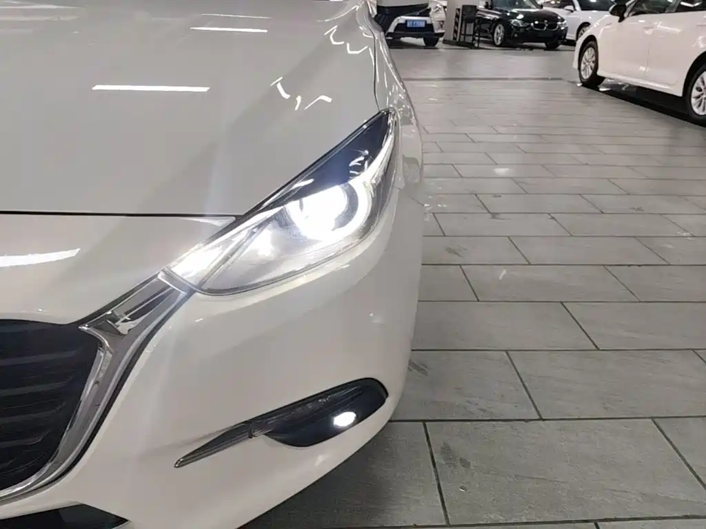 Mazda 3 Axela 2018 — фото 24