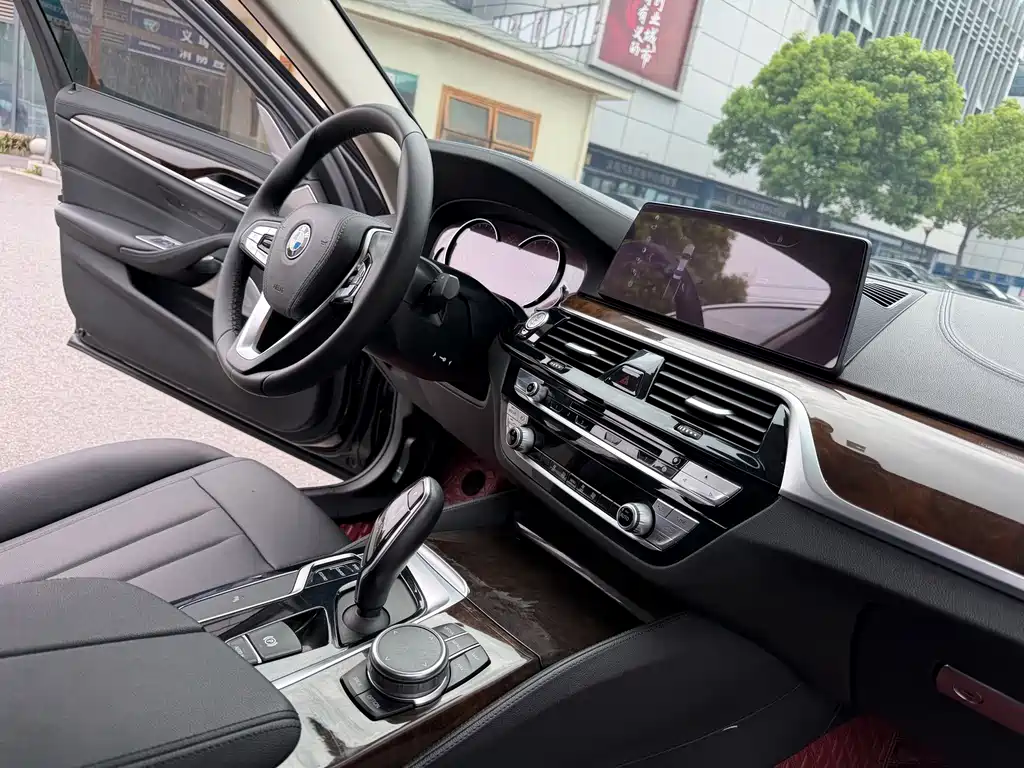 BMW 5 Series 2018 — фото 15