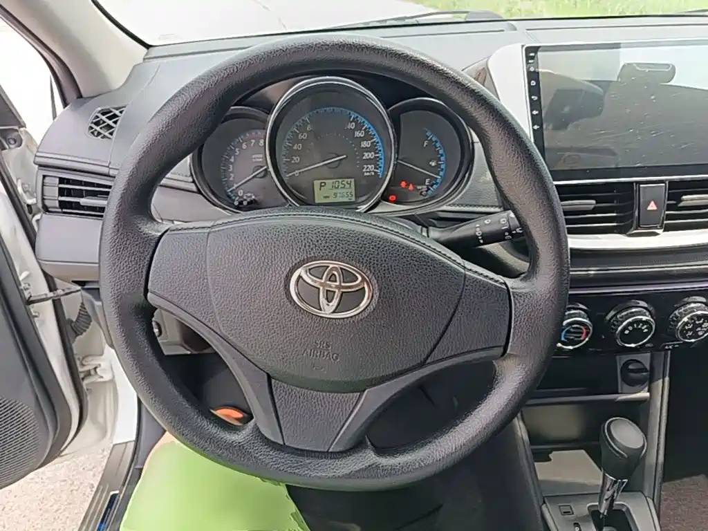 Toyota Yaris L 2017 — фото 11