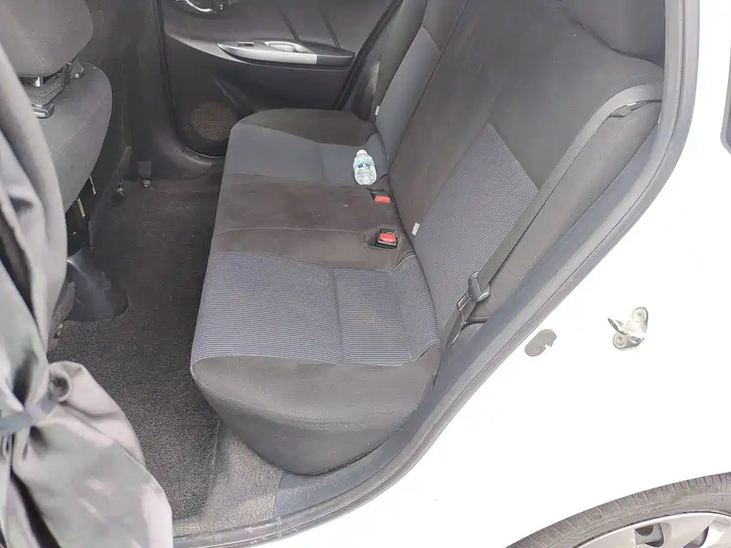 Toyota Yaris L 2015 — фото 18