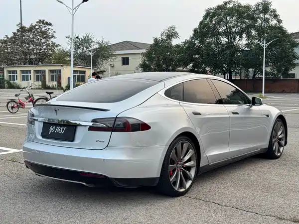 Tesla Model S 2015