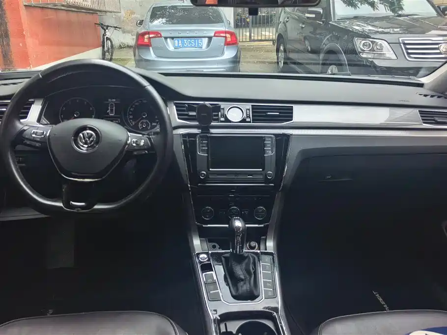 Volkswagen Passat 2017 — фото 11