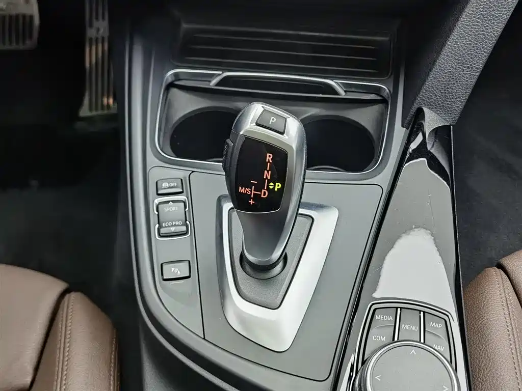 BMW 3 Series 2019 — фото 13