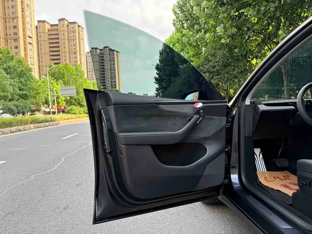 Tesla Model Y 2025