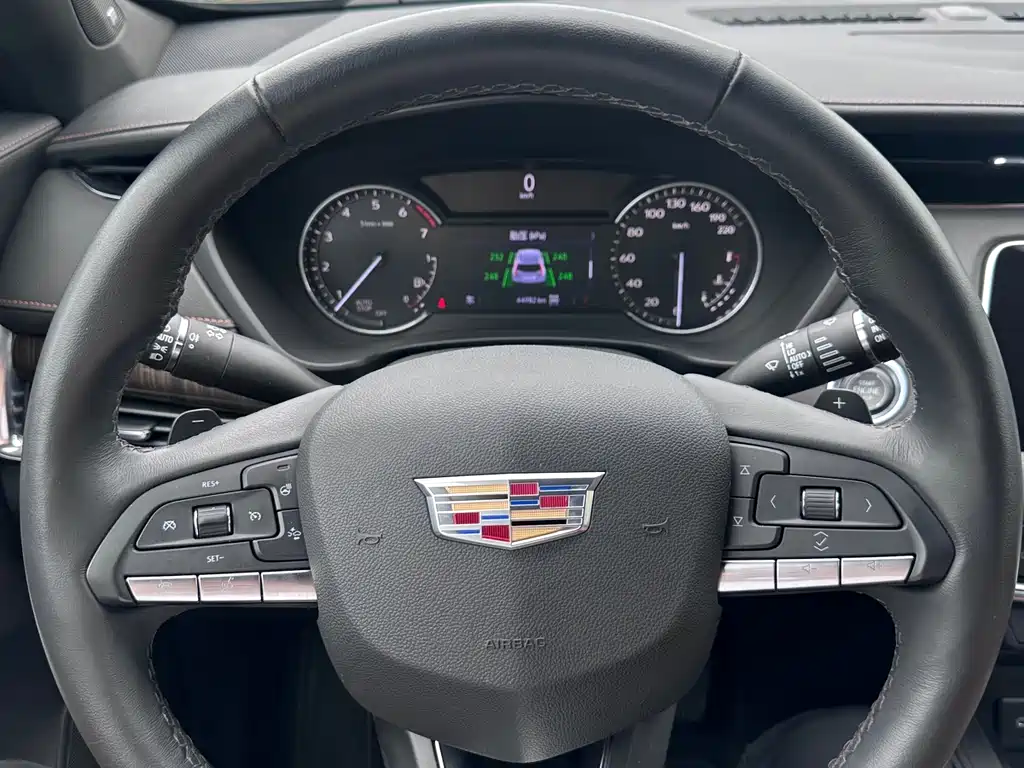 Cadillac XT4 2023 — фото 10