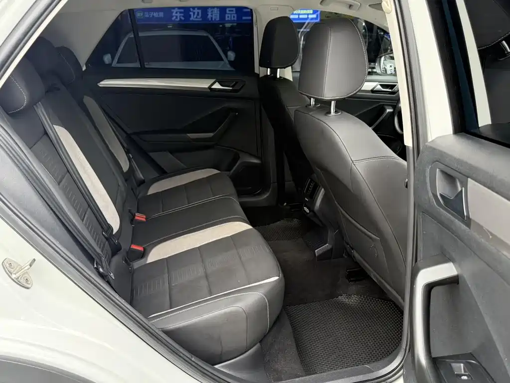 Volkswagen T-Roc 2023 — фото 10