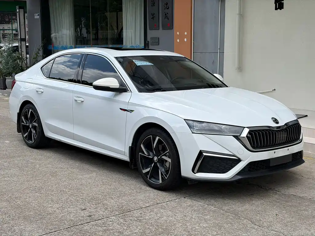 Skoda Octavia 2023 — фото 3