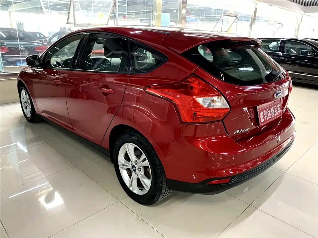 Ford Focus 2013 — фото 16