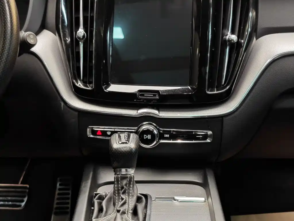 Volvo XC60 2018 — фото 19